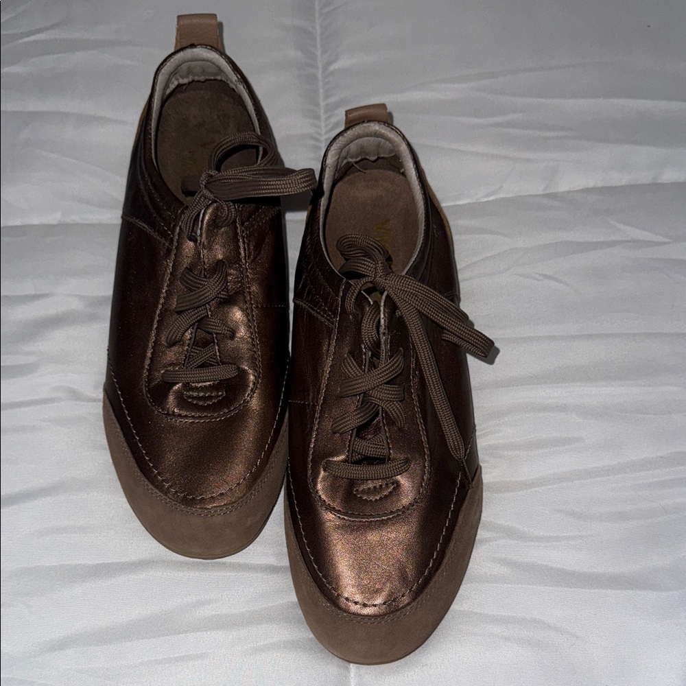 ViBrown Lace-Up Sneakers